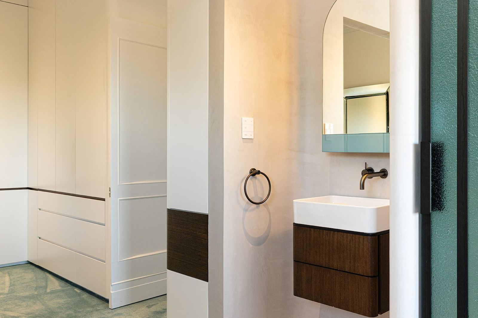Bellevue Hill — ensuite with dark timber vanity, round mirror and plastered walls, built by HP Constructions with Foster & Associates