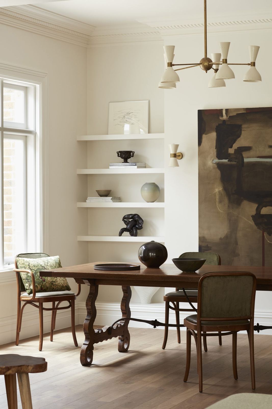 Darling Point — dining room with antique timber table and built-in shelving niche, built by HP Constructions with Hancock Architects