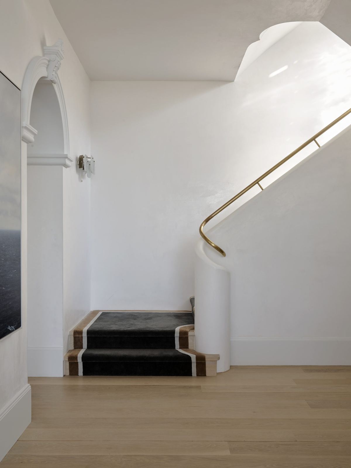 Vaucluse — white plastered staircase with arched wall and timber treads, built by HP Constructions with Alexander & Co